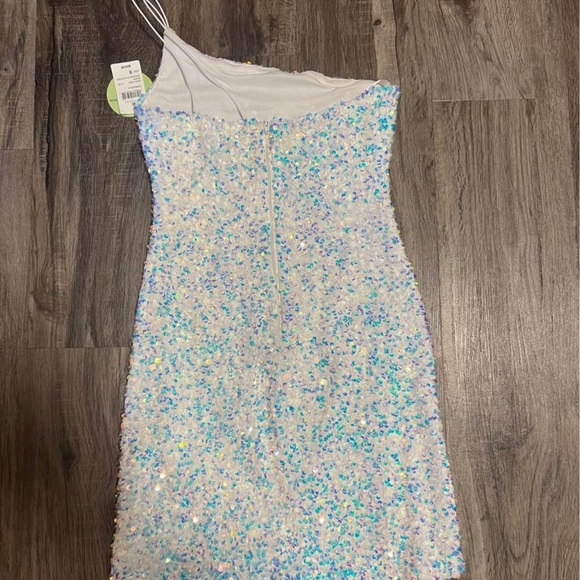 Windsor homecoming dress! - Picture 2 of 5